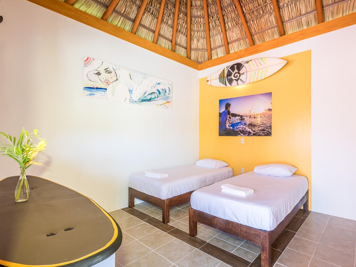Experiencia Surf Camp Hostel Brisas de Zicatela ภายนอก รูปภาพ